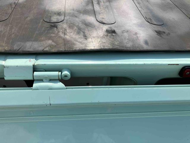 ハイゼットトラックスタンダード４ＷＤ／ＣＶＴ　荷台三方開　衝突被害軽減ブレーキ　横滑り防止装置　コーナーセンサー　オートライト　オートハイビーム　トップシェイドガラス　オーバーヘッドシェルフ　アイドリングストップ　ＡＭ／ＦＭラジオ（千葉県）の中古車