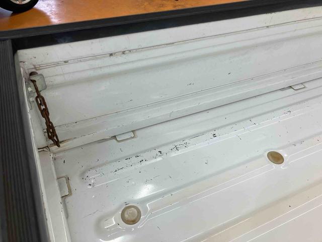 ハイゼットトラック農用スペシャル荷台作業灯　テールゲートチェーン　ゲートプロテクター　リヤ４枚リーフスプリング　ショッピングフック　マニュアルレベリング機能付ハロゲンヘッドライト　灰皿＋シガーライター　ロングバイザー　ラバーマット（千葉県）の中古車