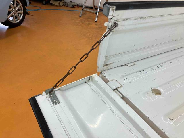 ハイゼットトラック農用スペシャル荷台作業灯　テールゲートチェーン　ゲートプロテクター　リヤ４枚リーフスプリング　ショッピングフック　マニュアルレベリング機能付ハロゲンヘッドライト　灰皿＋シガーライター　ロングバイザー　ラバーマット（千葉県）の中古車