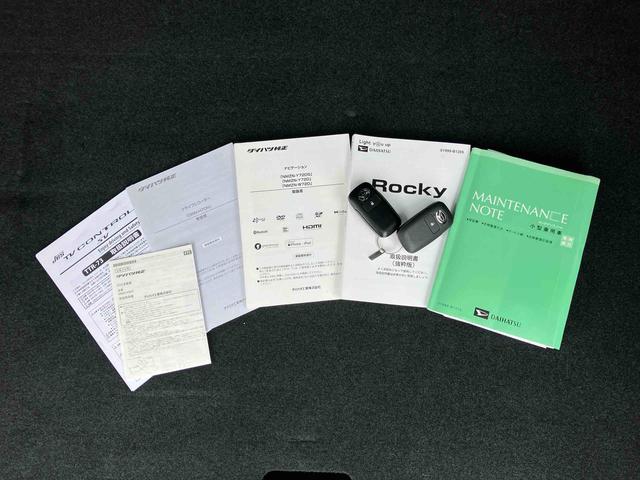 ロッキープレミアムG HEVハイブリッド 9型ナビ/TV/DVD/BT/USB 全周囲カメラ 前後ドラレコ ETC アダプティブLEDヘッドライト オートハイビーム 全車速追従クルコン コーナーセンサー シートヒーター アルミ(千葉県)の中古車