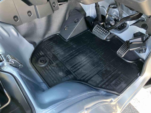 ハイゼットトラックスタンダード荷台三方開　オートライト　オートハイビーム　前後コーナーセンサー　衝突被害軽減ブレーキ　横滑防止装置　アイドリングストップ　マニュアルエアコン　ハロゲンヘッドランプ　バッテリーカバー　ＡＭ／ＦＭラジオ（千葉県）の中古車