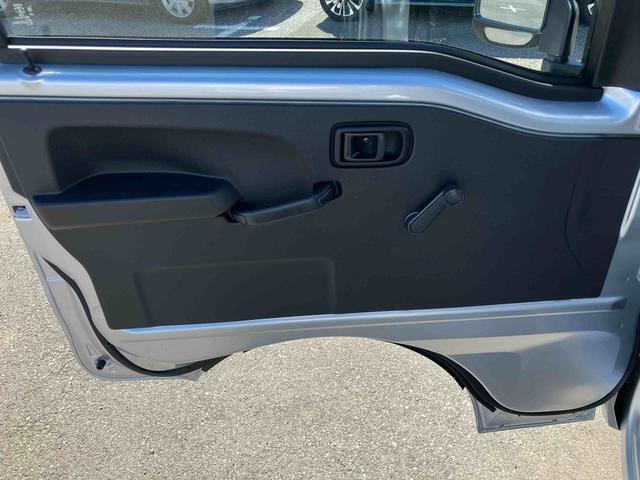 ハイゼットトラックスタンダード荷台三方開　オートライト　オートハイビーム　前後コーナーセンサー　衝突被害軽減ブレーキ　横滑防止装置　アイドリングストップ　マニュアルエアコン　ハロゲンヘッドランプ　バッテリーカバー　ＡＭ／ＦＭラジオ（千葉県）の中古車