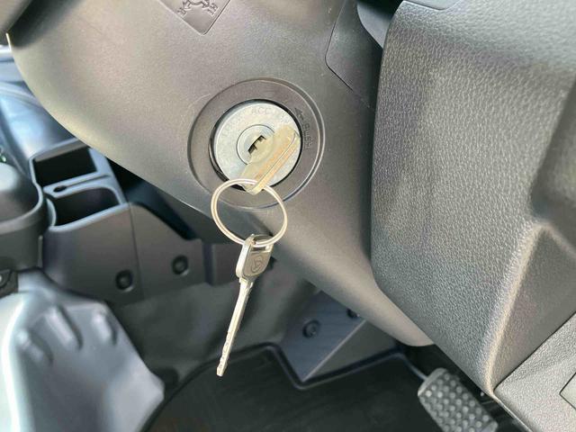 ハイゼットトラックスタンダード荷台三方開　スマートアシスト　横滑り防止装置　前後コーナーセンサー　アイドリングストップ　オートライト　オートハイビーム　スピーカー一体型ＡＭ／ＦＭラジオ　サイドレバー式駐車ブレーキ　バッテリーカバー（千葉県）の中古車