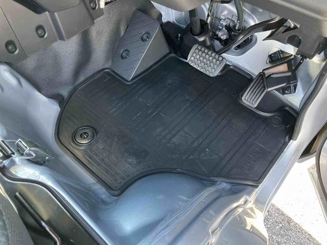 ハイゼットトラックスタンダード荷台三方開　スマートアシスト　横滑り防止装置　前後コーナーセンサー　アイドリングストップ　オートライト　オートハイビーム　スピーカー一体型ＡＭ／ＦＭラジオ　サイドレバー式駐車ブレーキ　バッテリーカバー（千葉県）の中古車