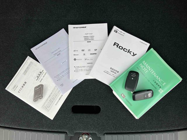 ロッキープレミアムＧ　ＨＥＶハイブリッド　９型ナビ／ＴＶ／ＤＶＤ／ＢＴ／ＵＳＢ　全周囲カメラ　前後ドラレコ　ＥＴＣ　全車速追従クルコン　ＡＤＢ　ＬＥＤヘッドライト　オートライト　コーナーセンサー　シートヒーター　リヤフォグランプ（千葉県）の中古車