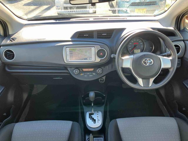 ヴィッツＦ　スマイルエディションワンセグナビ　ＡＵＸ接続　ブルートゥース対応　プッシュエンジンスタート　キーフリーシステム　オートライト　マニュアルレベリング機能付ハロゲンヘッドライト　チルトステアリング　運転席シートリフター（千葉県）の中古車