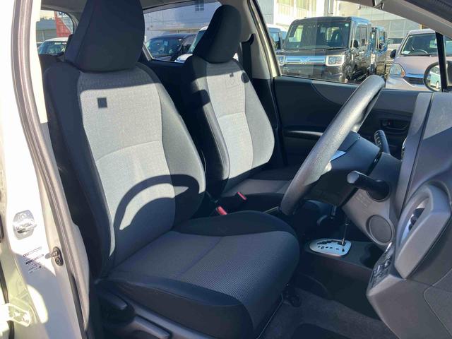 ヴィッツＦ　スマイルエディションワンセグナビ　ＡＵＸ接続　ブルートゥース対応　プッシュエンジンスタート　キーフリーシステム　オートライト　マニュアルレベリング機能付ハロゲンヘッドライト　チルトステアリング　運転席シートリフター（千葉県）の中古車