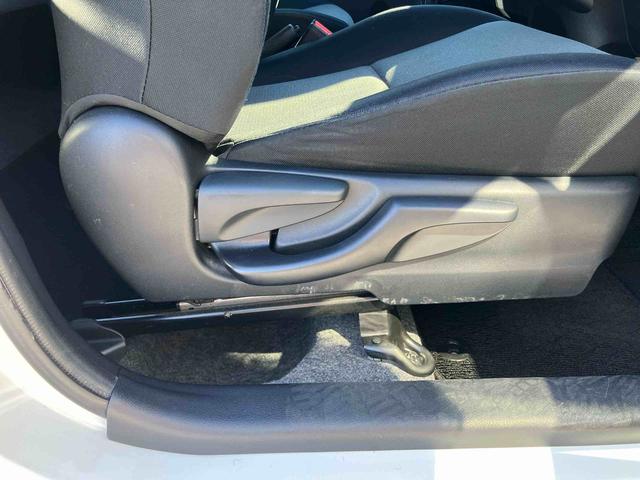 ヴィッツＦ　スマイルエディションワンセグナビ　ＡＵＸ接続　ブルートゥース対応　プッシュエンジンスタート　キーフリーシステム　オートライト　マニュアルレベリング機能付ハロゲンヘッドライト　チルトステアリング　運転席シートリフター（千葉県）の中古車