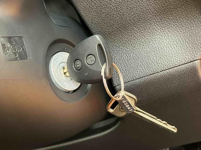 ハイゼットカーゴデラックス衝突回避支援システム　横滑り防　止装置　アイドリングストップ　前後コーナーセンサー　オーバーヘッドシェルフ　マニュアルレベリング機能付ハロゲンヘッドライト　トップシェイドガラス　キーレスエントリー（千葉県）の中古車