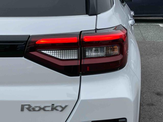 ロッキープレミアムG HEVハイブリッド 全車速追従クルコン ADB LEDヘッドライト オートライト リヤフォグ バックカメラ スマアシ コーナーセンサー シートヒーター キーフリー プッシュスタート 電動駐車ブレーキ アルミ(千葉県)の中古車