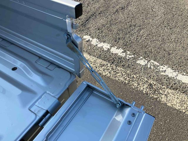 スーパーキャリイＸリミテッド　４ＷＤ４ＷＤ　荷台三方開　デュアルカメラサポート　ドラレコ　ＬＥＤヘッドランプ　オートライト　ＰＷ　荷台作業灯　オーバーヘッドシェルフ　キーレスエントリー　リヤゲートチェーン　バッテリーカバー　ＣＤ（千葉県）の中古車