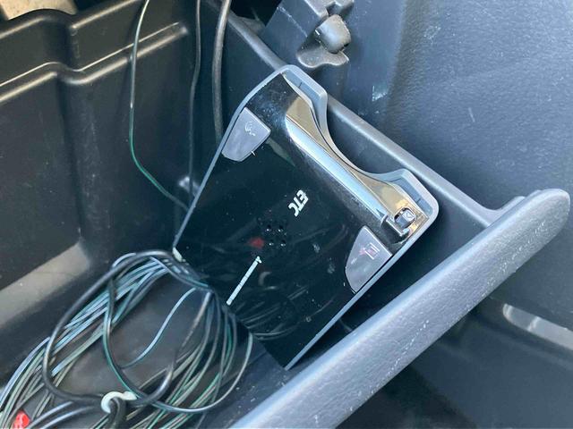 キャリイトラック頑丈ダンプ4WD ダンプ 荷台三方開 4枚リーフスプリング ETC マニュアルシフト 社外アルミホイール AM/FMラジオ マニュアルエアコン バッテリーカバー サイドレバー式パーキングブレーキ パワステ(千葉県)の中古車