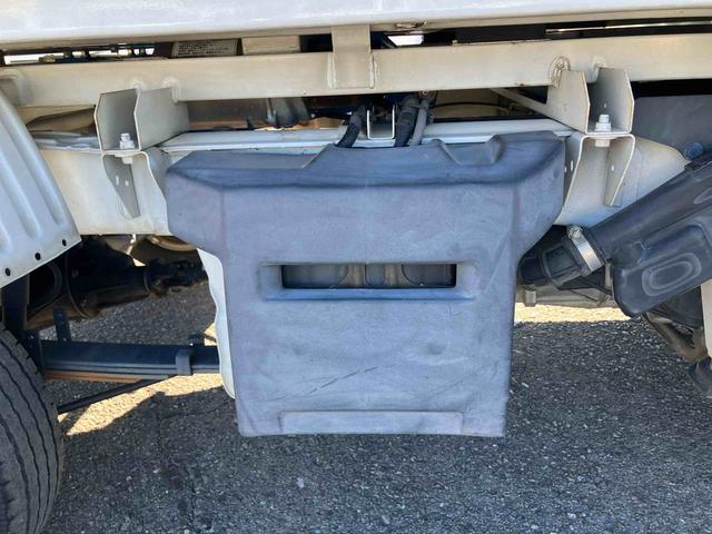 キャリイトラック頑丈ダンプ4WD ダンプ 荷台三方開 4枚リーフスプリング ETC マニュアルシフト 社外アルミホイール AM/FMラジオ マニュアルエアコン バッテリーカバー サイドレバー式パーキングブレーキ パワステ(千葉県)の中古車