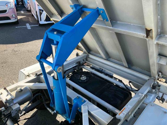 キャリイトラック頑丈ダンプ4WD ダンプ 荷台三方開 4枚リーフスプリング ETC マニュアルシフト 社外アルミホイール AM/FMラジオ マニュアルエアコン バッテリーカバー サイドレバー式パーキングブレーキ パワステ(千葉県)の中古車