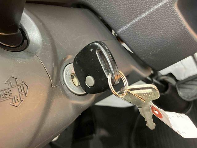 キャリイトラックＫＸ　４ＷＤワンセグナビ　ブルートゥース対応　ＡＵＸ接続　ＥＴＣ　社外アルミホイール　荷台マット　テールゲートチェーン　作業灯　パワーウインドウ　灰皿　マニュアルレベリング機能付ハロゲンヘッドライト（千葉県）の中古車