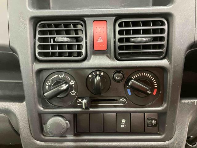 キャリイトラックＫＣエアコン・パワステ４ＷＤ　横滑り防止装置　マニュアルレベリング機能付ハロゲンヘッドライト　オートライト　スピーカー一体型ラジオチューナー　運転席シートバックポケット　ゲートプロテクター　灰皿型小物入れ（千葉県）の中古車