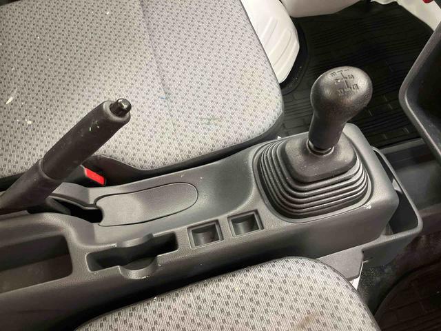 キャリイトラックＫＣエアコン・パワステ４ＷＤ　横滑り防止装置　マニュアルレベリング機能付ハロゲンヘッドライト　オートライト　スピーカー一体型ラジオチューナー　運転席シートバックポケット　ゲートプロテクター　灰皿型小物入れ（千葉県）の中古車