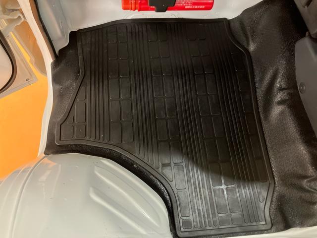 キャリイトラックＫＣエアコン・パワステ４ＷＤ　横滑り防止装置　マニュアルレベリング機能付ハロゲンヘッドライト　オートライト　スピーカー一体型ラジオチューナー　運転席シートバックポケット　ゲートプロテクター　灰皿型小物入れ（千葉県）の中古車