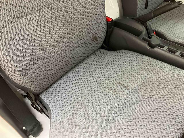 キャリイトラックＫＣエアコン・パワステ４ＷＤ　横滑り防止装置　マニュアルレベリング機能付ハロゲンヘッドライト　オートライト　スピーカー一体型ラジオチューナー　運転席シートバックポケット　ゲートプロテクター　灰皿型小物入れ（千葉県）の中古車