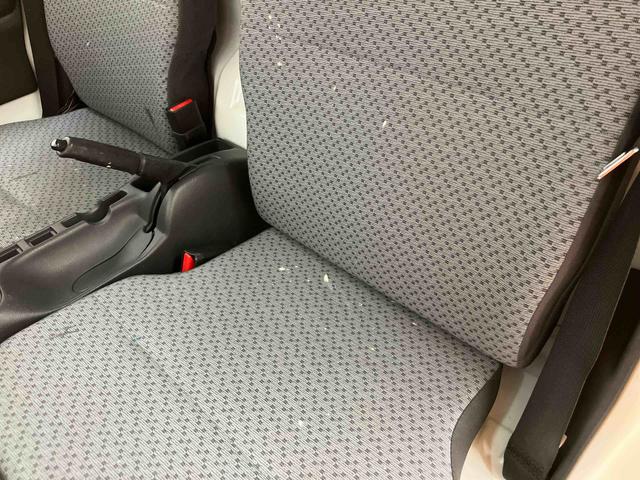 キャリイトラックＫＣエアコン・パワステ４ＷＤ　横滑り防止装置　マニュアルレベリング機能付ハロゲンヘッドライト　オートライト　スピーカー一体型ラジオチューナー　運転席シートバックポケット　ゲートプロテクター　灰皿型小物入れ（千葉県）の中古車