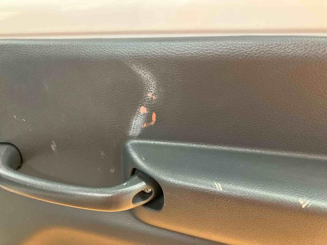 キャリイトラックＫＣエアコン・パワステ４ＷＤ　横滑り防止装置　マニュアルレベリング機能付ハロゲンヘッドライト　オートライト　スピーカー一体型ラジオチューナー　運転席シートバックポケット　ゲートプロテクター　灰皿型小物入れ（千葉県）の中古車