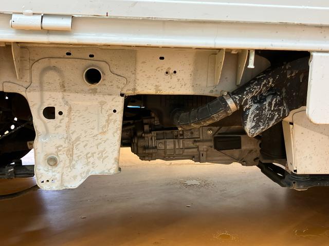 キャリイトラックＫＣエアコン・パワステ４ＷＤ　横滑り防止装置　マニュアルレベリング機能付ハロゲンヘッドライト　オートライト　スピーカー一体型ラジオチューナー　運転席シートバックポケット　ゲートプロテクター　灰皿型小物入れ（千葉県）の中古車