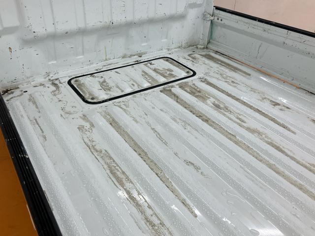 キャリイトラックＫＣエアコン・パワステ４ＷＤ　横滑り防止装置　マニュアルレベリング機能付ハロゲンヘッドライト　オートライト　スピーカー一体型ラジオチューナー　運転席シートバックポケット　ゲートプロテクター　灰皿型小物入れ（千葉県）の中古車