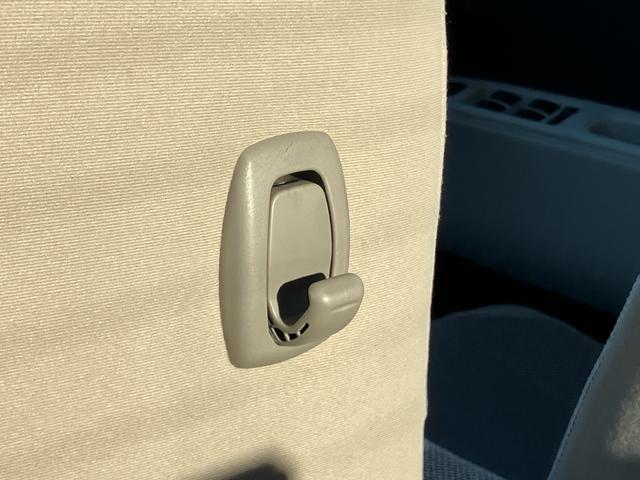 ミラココアココアＬＣＤ／ラジオ　ＥＴＣ　アイドリングストップ　キーレスエントリー　盗難防止アラーム　シートリフター　チルトステアリング　スペアタイヤ　足踏み式パーキングブレーキ　電動格納ドアミラー　マニュアルエアコン（千葉県）の中古車