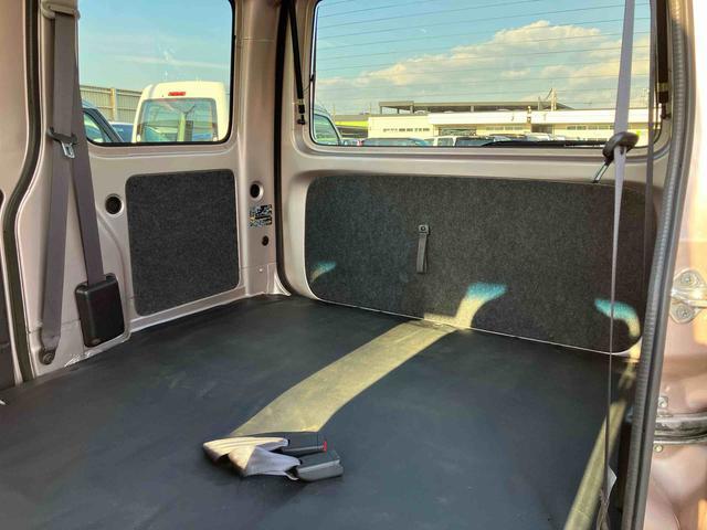 ハイゼットカーゴデラックスＳＡIII衝突被害軽減ブレーキ　横滑り防止装置　オートハイビーム　プライバシーガラス　フロントパワーウィンドウ　オーバーヘッドシェルフ　スピーカー一体型ＡＭ・ＦＭラジオ　キーレスエントリー　アイドリングストップ（千葉県）の中古車