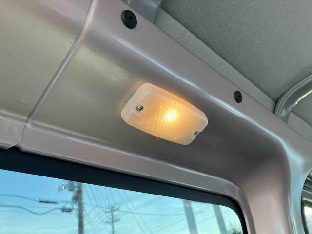 ハイゼットカーゴデラックスＳＡIII衝突被害軽減ブレーキ　横滑り防止装置　オートハイビーム　プライバシーガラス　フロントパワーウィンドウ　オーバーヘッドシェルフ　スピーカー一体型ＡＭ・ＦＭラジオ　キーレスエントリー　アイドリングストップ（千葉県）の中古車