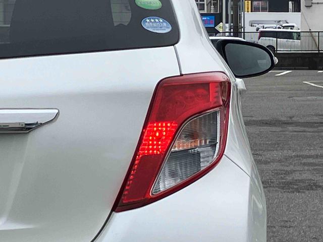 ヴィッツＦナビ／ワンセグ／ＣＤ／ＢＴ　ＡＵＸ接続　バックカメラ　プライバシーガラス　サイドレバー式ー駐車ブレーキ　シートリフター　チルトステアリング　電動格納ドアミラー　キーレスエントリー　マニュアルエアコン（千葉県）の中古車