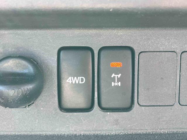 ハイゼットトラックスタンダード 農用スペシャル4WD 5速MT 荷台三方開 リヤ4枚リーフ 荷台作業灯 バッテリーカバー リヤデフロック PS AM/FMラジオ ハロゲンヘッドランプ 大型ヘッドレスト サイドレバー式駐車ブレーキ アシストグリップ(千葉県)の中古車