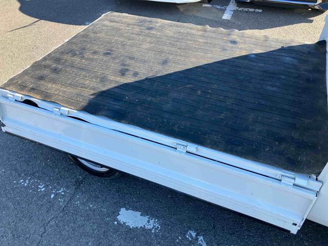 ハイゼットトラックスタンダード 農用スペシャル4WD 5速MT 荷台三方開 リヤ4枚リーフ 荷台作業灯 バッテリーカバー リヤデフロック PS AM/FMラジオ ハロゲンヘッドランプ 大型ヘッドレスト サイドレバー式駐車ブレーキ アシストグリップ(千葉県)の中古車