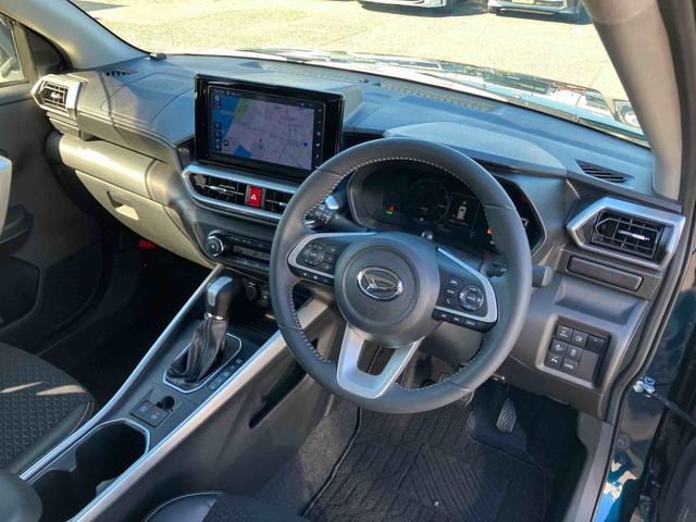 ロッキープレミアムＧ　ＨＥＶ９型ナビ／ＴＶ／ＤＶＤ／ＢＴ／ＵＳＢ　全周囲カメラ　前後ドラレコ　ＥＴＣ　全車速追従クルコン　ＬＥＤヘッドランプ　リヤフォグ　コーナーセンサー　シートヒーター　革ステ　電動駐車ブレーキ　アルミ（千葉県）の中古車