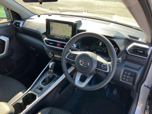 ロッキープレミアムＧ　ＨＥＶＨＥＶ　９型ナビ／ＴＶ／ＤＶＤ／ＢＴ／ＵＳＢ　全周囲カメラ　前後ドラレコ　ＥＴＣ　全車速追従クルコン　ＬＥＤヘッドランプ　ＡＤＢ　リヤフォグ　コーナーセンサー　シートヒータ　アルミ　ＢＳＭ　Ａ／Ｃ電源（千葉県）の中古車