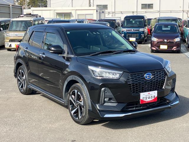 ロッキープレミアムＧ　ＨＥＶ９型ナビ／ＢＴ／ＴＶ／ＤＩＳＣ／全周囲カメラ　前後ドラレコ　ＥＴＣ　１００Ｖ電源　エアロ　１７インチＡＷ　ＬＥＤヘッド／前後フォグ　スマートキー　シートヒーター　ＢＳＭ　クルコン　衝突被害軽減ブレーキ（千葉県）の中古車