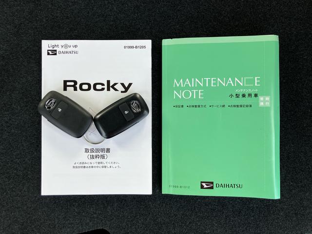 ロッキープレミアムＧ　ＨＥＶ９型ナビ／ＢＴ／ＴＶ／ＤＩＳＣ／全周囲カメラ　前後ドラレコ　ＥＴＣ　１００Ｖ電源　エアロ　１７インチＡＷ　ＬＥＤヘッド／前後フォグ　スマートキー　シートヒーター　ＢＳＭ　クルコン　衝突被害軽減ブレーキ（千葉県）の中古車