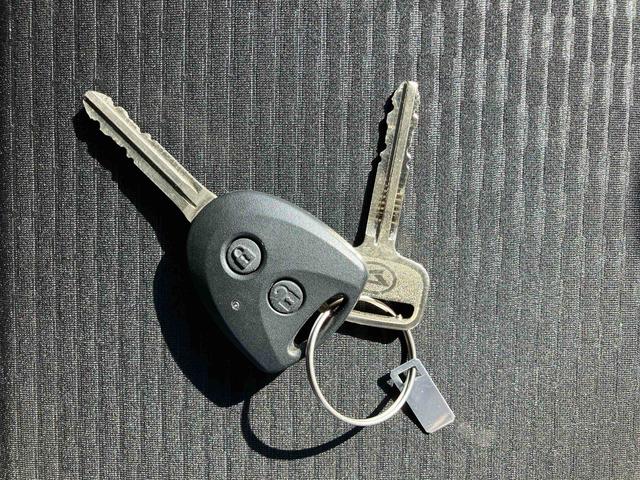 ハイゼットカーゴデラックス衝突被害軽減ブレーキ 横滑り防止装置 前後コーナーセンサー オートライト オーバーヘッドシェルフ スモークガラス パワーウィンドウ キーレスエントリー スピーカー一体AM/FMラジオ マニュアルA/C(千葉県)の中古車