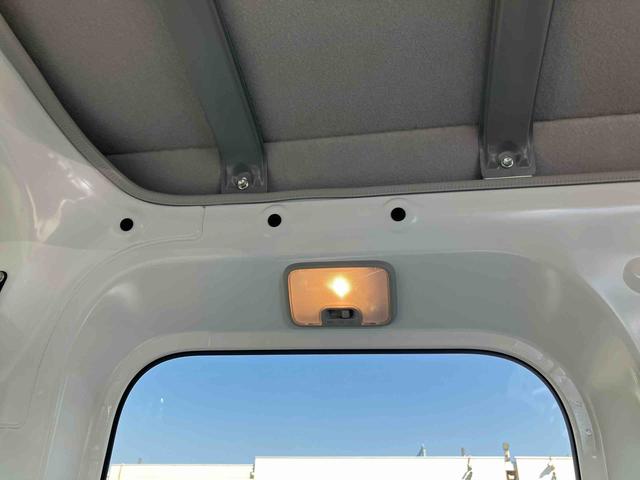 ハイゼットカーゴデラックス衝突被害軽減ブレーキ 横滑り防止装置 前後コーナーセンサー オートライト オーバーヘッドシェルフ スモークガラス パワーウィンドウ キーレスエントリー スピーカー一体AM/FMラジオ マニュアルA/C(千葉県)の中古車