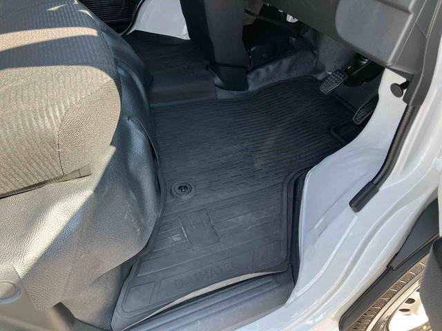 ハイゼットカーゴデラックス衝突被害軽減ブレーキ 横滑り防止装置 前後コーナーセンサー オートライト オーバーヘッドシェルフ スモークガラス パワーウィンドウ キーレスエントリー スピーカー一体AM/FMラジオ マニュアルA/C(千葉県)の中古車