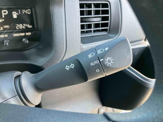 ハイゼットカーゴデラックス衝突被害軽減ブレーキ 横滑り防止装置 前後コーナーセンサー オートライト オーバーヘッドシェルフ スモークガラス パワーウィンドウ キーレスエントリー スピーカー一体AM/FMラジオ マニュアルA/C(千葉県)の中古車