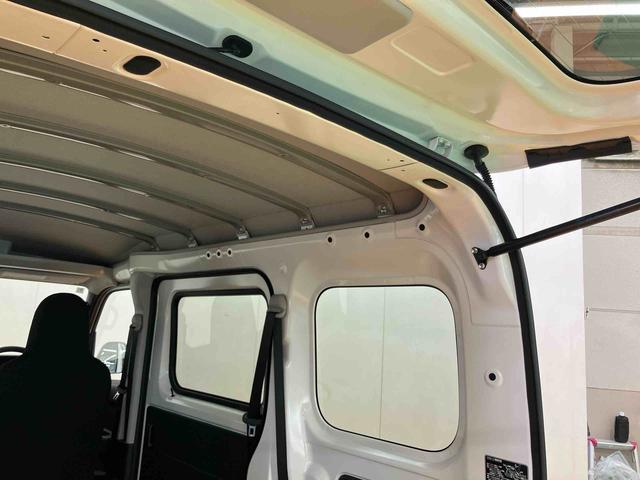 ハイゼットカーゴデラックス衝突回避支援システム　横滑り防止装置　前後コーナーセンサー　オーバーヘッドシェルフ　アイドリングストップ　オートライト　オートハイビーム　マニュアルレベリング機能付ハロゲンヘッドライト（千葉県）の中古車