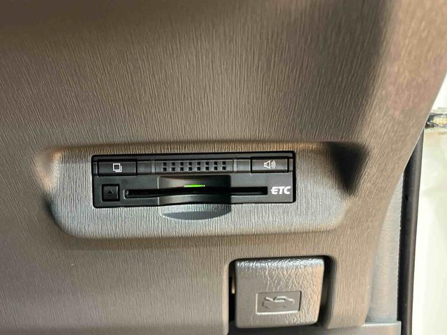 プリウスＳツーリングセレクションＨＤＤフルセグナビ　ブルートゥース対応　ビルトインＥＴＣ　センターコンソール下イルミネーション　リヤトノカバー　テレスコピックステアリング　バニティーミラー．照明付き左右サンバイザー（千葉県）の中古車