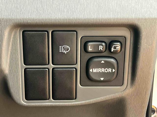 プリウスＳツーリングセレクションＨＤＤフルセグナビ　ブルートゥース対応　ビルトインＥＴＣ　センターコンソール下イルミネーション　リヤトノカバー　テレスコピックステアリング　バニティーミラー．照明付き左右サンバイザー（千葉県）の中古車
