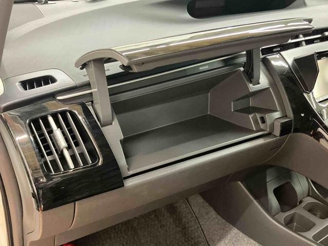 プリウスＳツーリングセレクションＨＤＤフルセグナビ　ブルートゥース対応　ビルトインＥＴＣ　センターコンソール下イルミネーション　リヤトノカバー　テレスコピックステアリング　バニティーミラー．照明付き左右サンバイザー（千葉県）の中古車