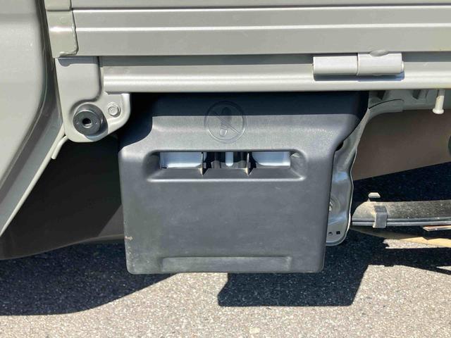 スーパーキャリイＸリミテッドナビ／ＢＴ／ＵＳＢ／ラジオ　４ＷＤ　５速ＭＴ　前後ドラレコ　荷台三方開　ＬＥＤ荷台作業灯　リヤスモークガラス　デフロック　ＬＥＤヘッドランプ　オートライト　サイドレバー式駐車ブレーキ　アシストグリップ（千葉県）の中古車