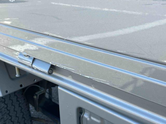 スーパーキャリイＸリミテッドナビ／ＢＴ／ＵＳＢ／ラジオ　４ＷＤ　５速ＭＴ　前後ドラレコ　荷台三方開　ＬＥＤ荷台作業灯　リヤスモークガラス　デフロック　ＬＥＤヘッドランプ　オートライト　サイドレバー式駐車ブレーキ　アシストグリップ（千葉県）の中古車