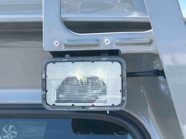 スーパーキャリイＸリミテッドナビ／ＢＴ／ＵＳＢ／ラジオ　４ＷＤ　５速ＭＴ　前後ドラレコ　荷台三方開　ＬＥＤ荷台作業灯　リヤスモークガラス　デフロック　ＬＥＤヘッドランプ　オートライト　サイドレバー式駐車ブレーキ　アシストグリップ（千葉県）の中古車