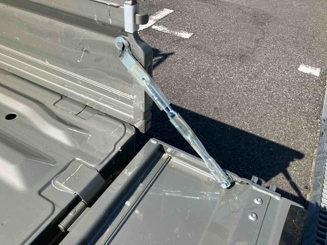 スーパーキャリイＸリミテッドナビ／ＢＴ／ＵＳＢ／ラジオ　４ＷＤ　５速ＭＴ　前後ドラレコ　荷台三方開　ＬＥＤ荷台作業灯　リヤスモークガラス　デフロック　ＬＥＤヘッドランプ　オートライト　サイドレバー式駐車ブレーキ　アシストグリップ（千葉県）の中古車