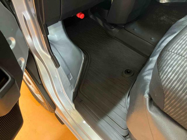 ハイゼットカーゴデラックス衝突回避支援 横滑り防止装置 前後コーナーセンサー アイドリングストップ マニュアルレベリング機能付ハロゲンヘッドライト キーレスエントリー オーバーヘッドシェルフ オートライト オートハイビーム(千葉県)の中古車